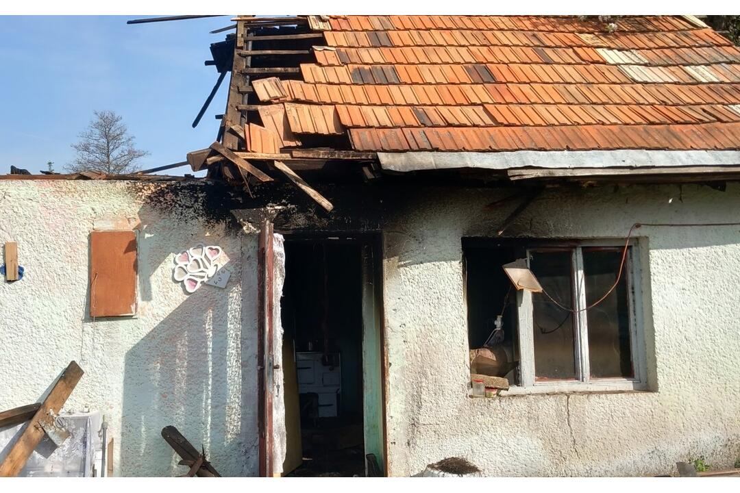 FOTO: Terézii z Prenčova zhorel dom. V ťažkej situácii jej chce pomôcť obec, foto 3