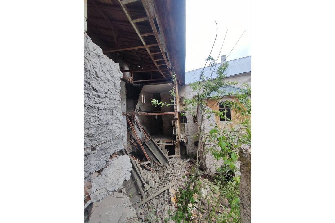 FOTO: Vnútorné priestory starej budovy v Banskej Štiavnici sa rozpadajú, foto 1