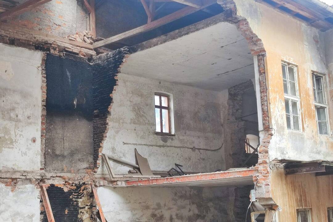 FOTO: Vnútorné priestory starej budovy v Banskej Štiavnici sa rozpadajú, foto 2