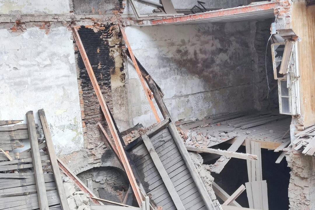 FOTO: Vnútorné priestory starej budovy v Banskej Štiavnici sa rozpadajú, foto 3