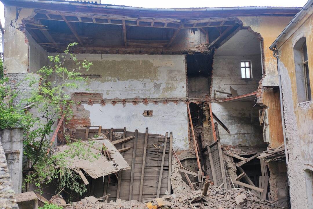FOTO: Vnútorné priestory starej budovy v Banskej Štiavnici sa rozpadajú, foto 4