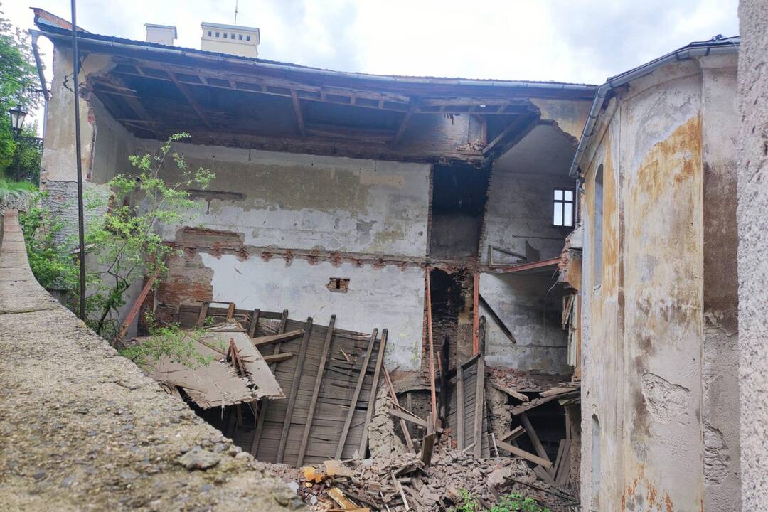FOTO: Vnútorné priestory starej budovy v Banskej Štiavnici sa rozpadajú, foto 5