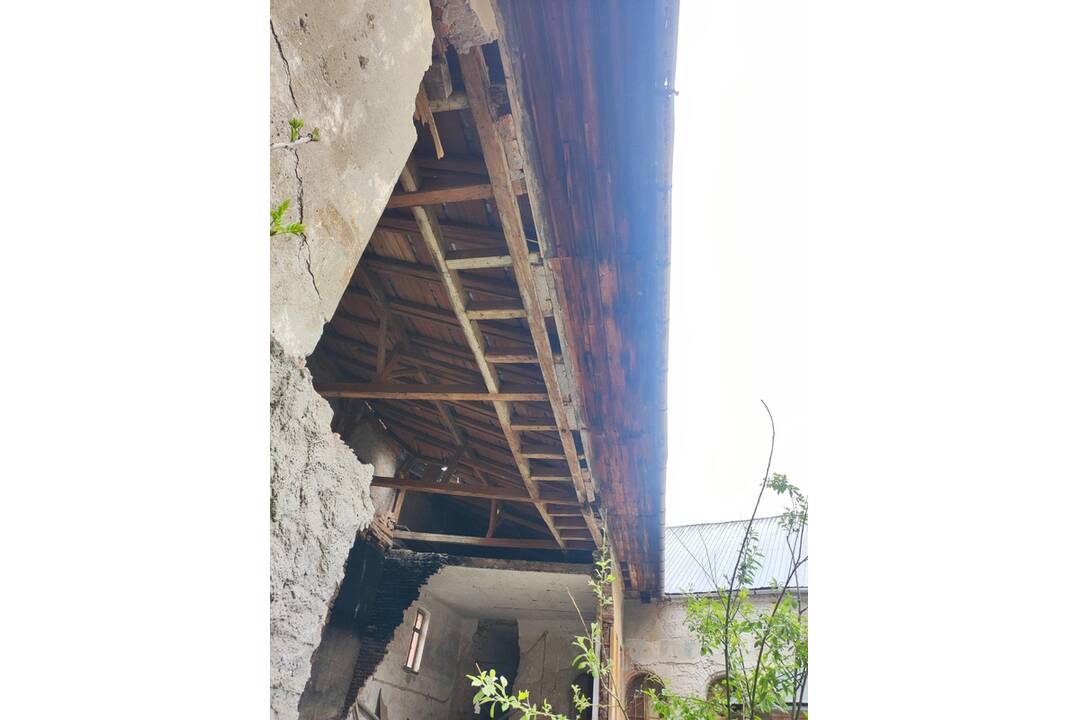FOTO: Vnútorné priestory starej budovy v Banskej Štiavnici sa rozpadajú, foto 6