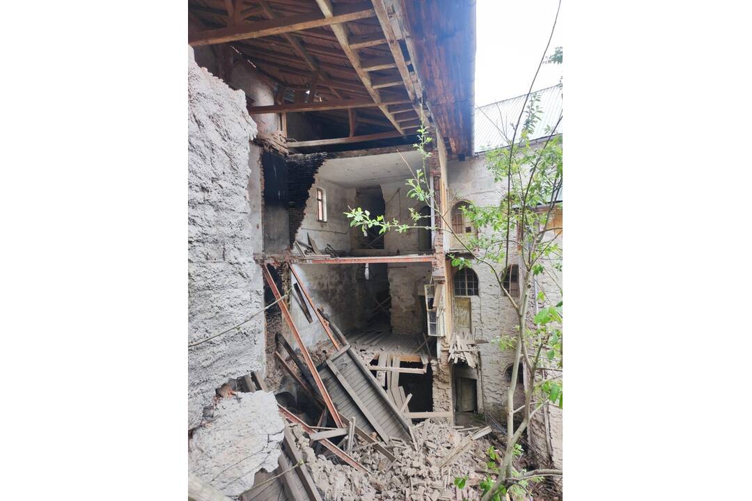 FOTO: Vnútorné priestory starej budovy v Banskej Štiavnici sa rozpadajú, foto 7