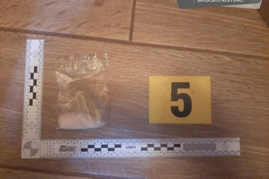 FOTO: Policajti zadržali v Klenovci osoby podozrivé z drogovej trestnej činnosti, foto 1