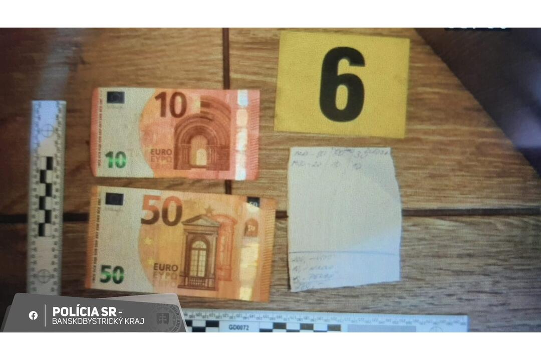 FOTO: Policajti zadržali v Klenovci osoby podozrivé z drogovej trestnej činnosti, foto 4