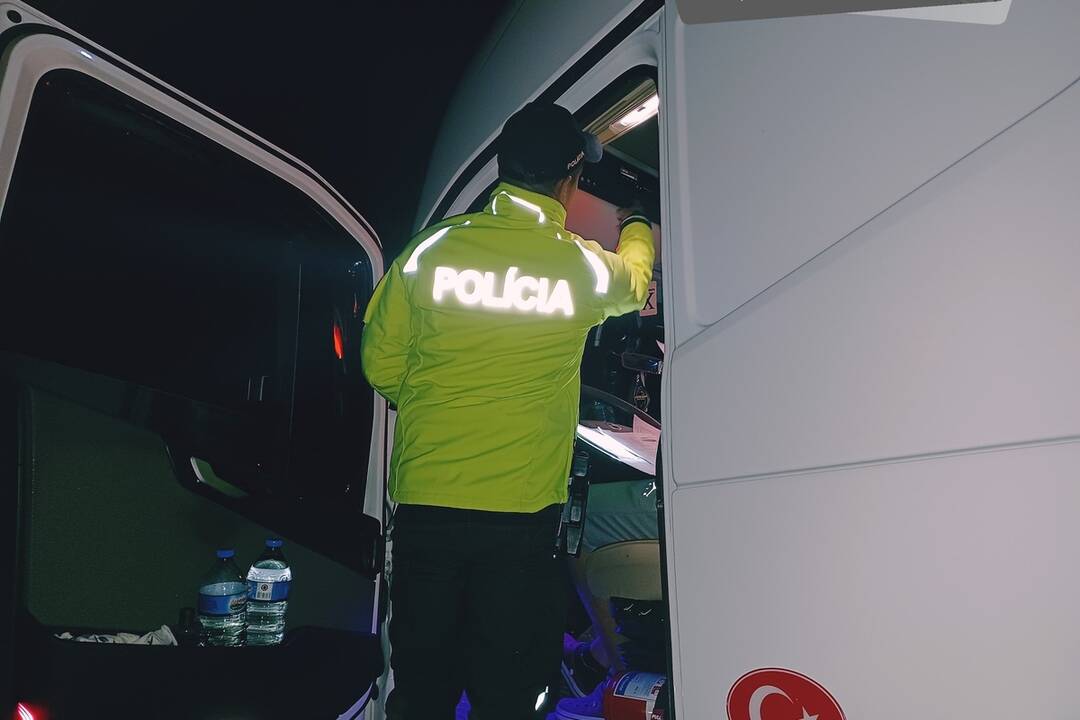 FOTO: Policajné kontroly kamiónov odhalili viaceré priestupky, foto 2