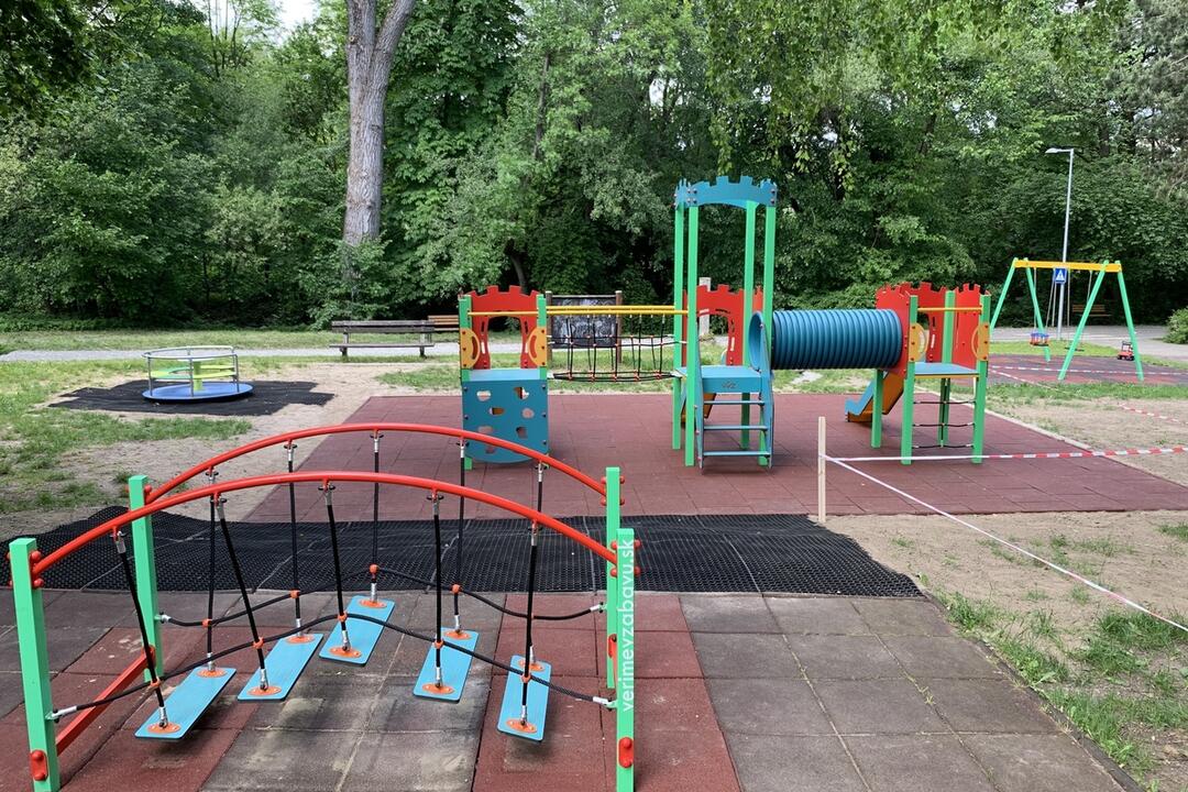 FOTO: Deti na THK majú vynovené ihrisko na hranie, foto 1