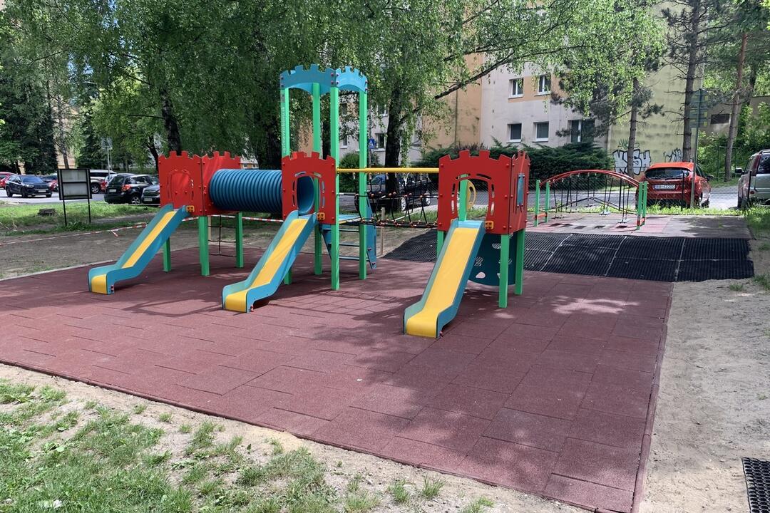 FOTO: Deti na THK majú vynovené ihrisko na hranie, foto 2