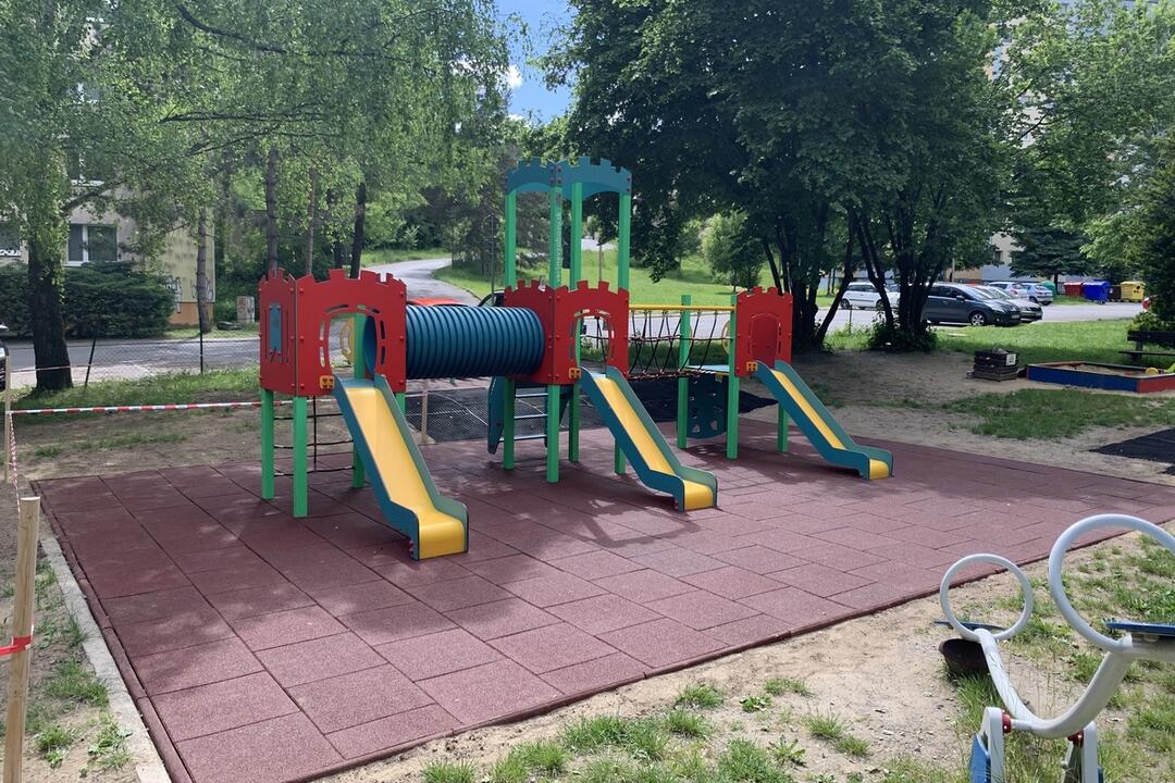 FOTO: Deti na THK majú vynovené ihrisko na hranie, foto 4