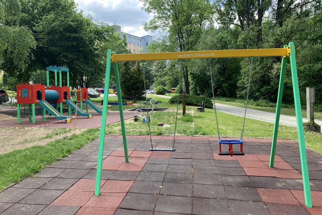 FOTO: Deti na THK majú vynovené ihrisko na hranie, foto 7