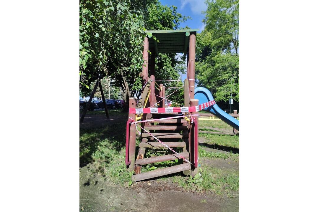 FOTO: Deti na THK majú vynovené ihrisko na hranie, foto 8