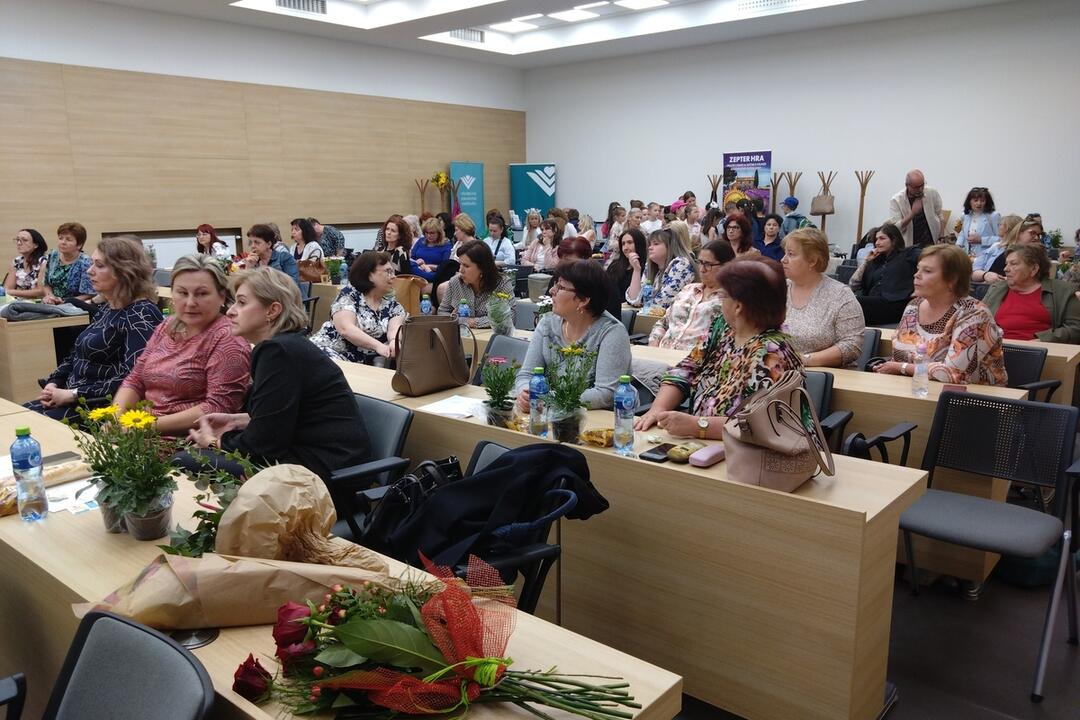 FOTO: Vo Zvolene ocenili Bielym srdcom 10 sestier a pôrodných asistentiek, foto 1