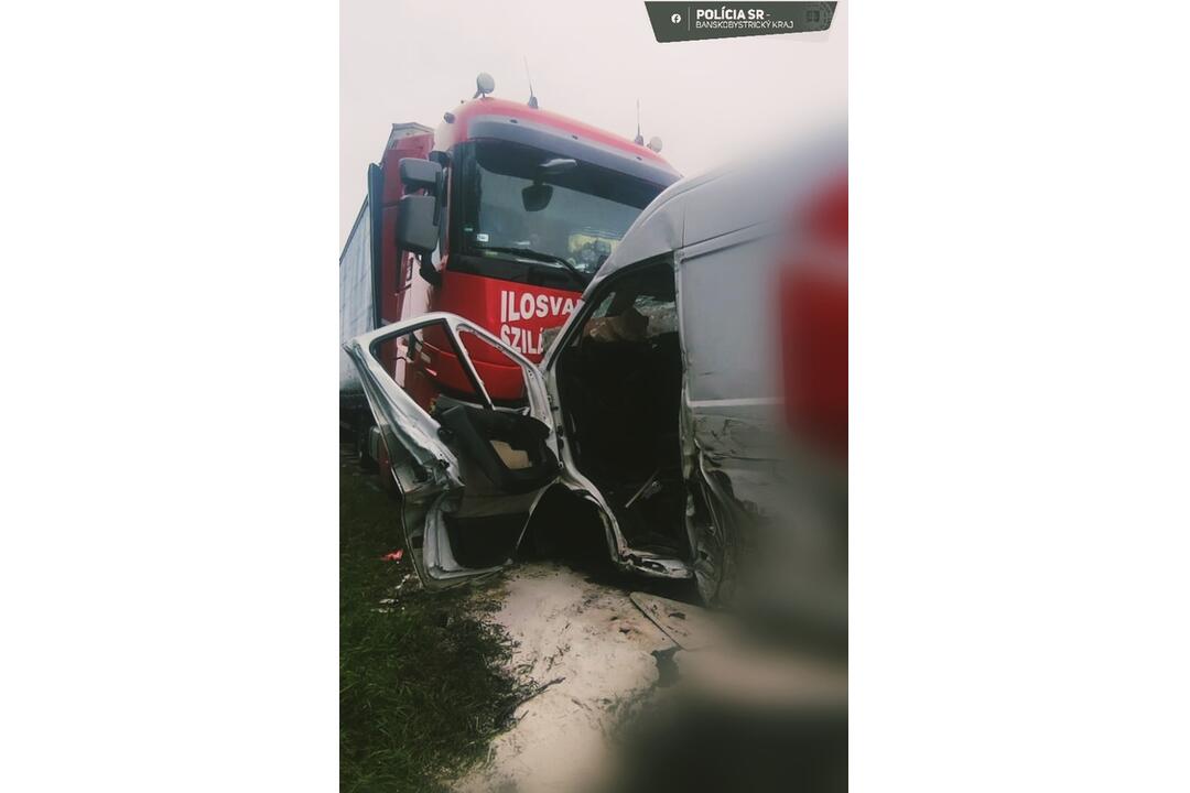 FOTO: Dodávka čelne narazila do kamióna medzi Pincinou a Hornou Slatinkou, foto 3