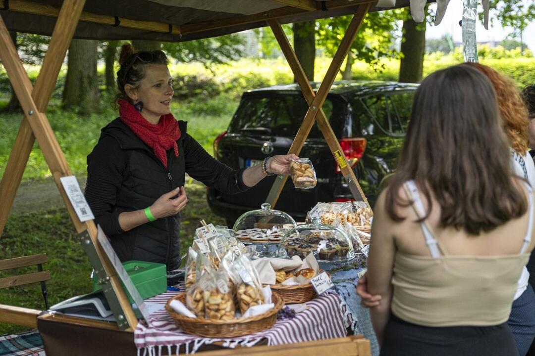 Žiarsky park ožil. Zaplnili ho priaznivci dobrého vína, foto 3