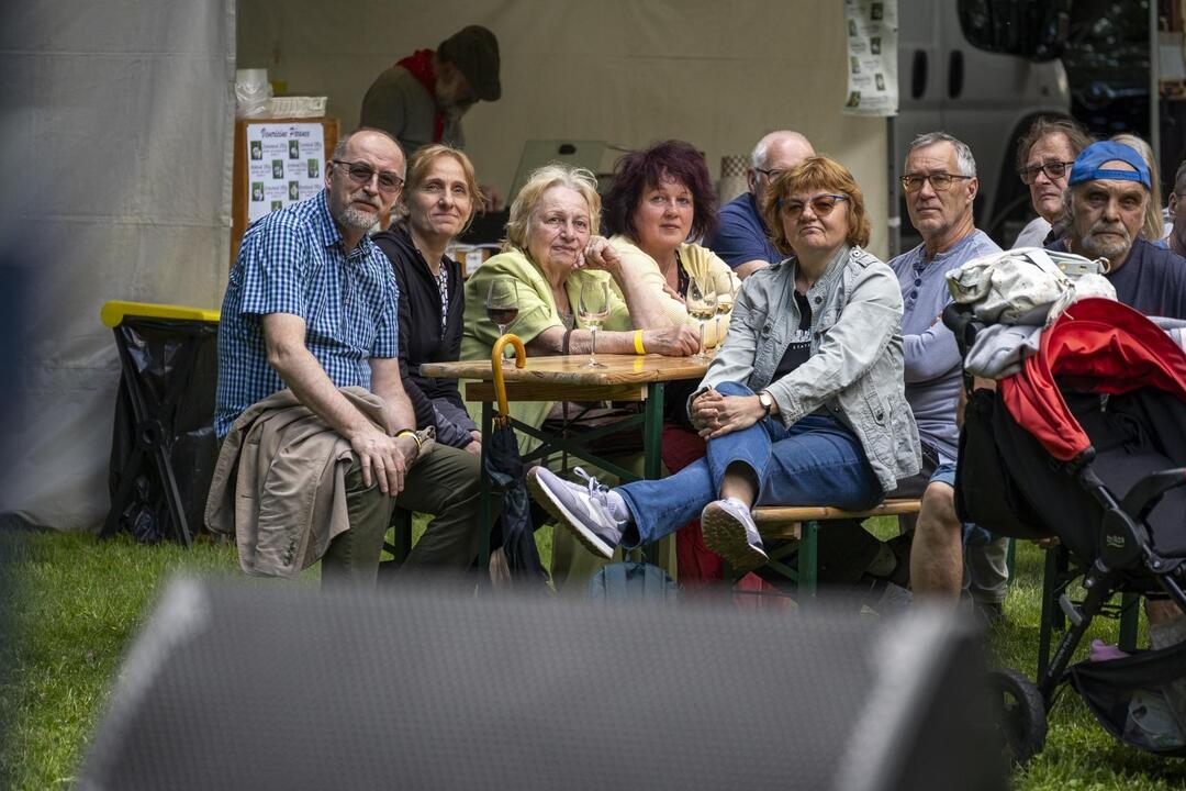 Žiarsky park ožil. Zaplnili ho priaznivci dobrého vína, foto 6