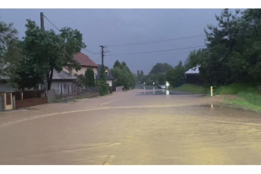 FOTO: Búrka napáchala v dedine pri Rimavskej Sobote veľké škody, foto 1