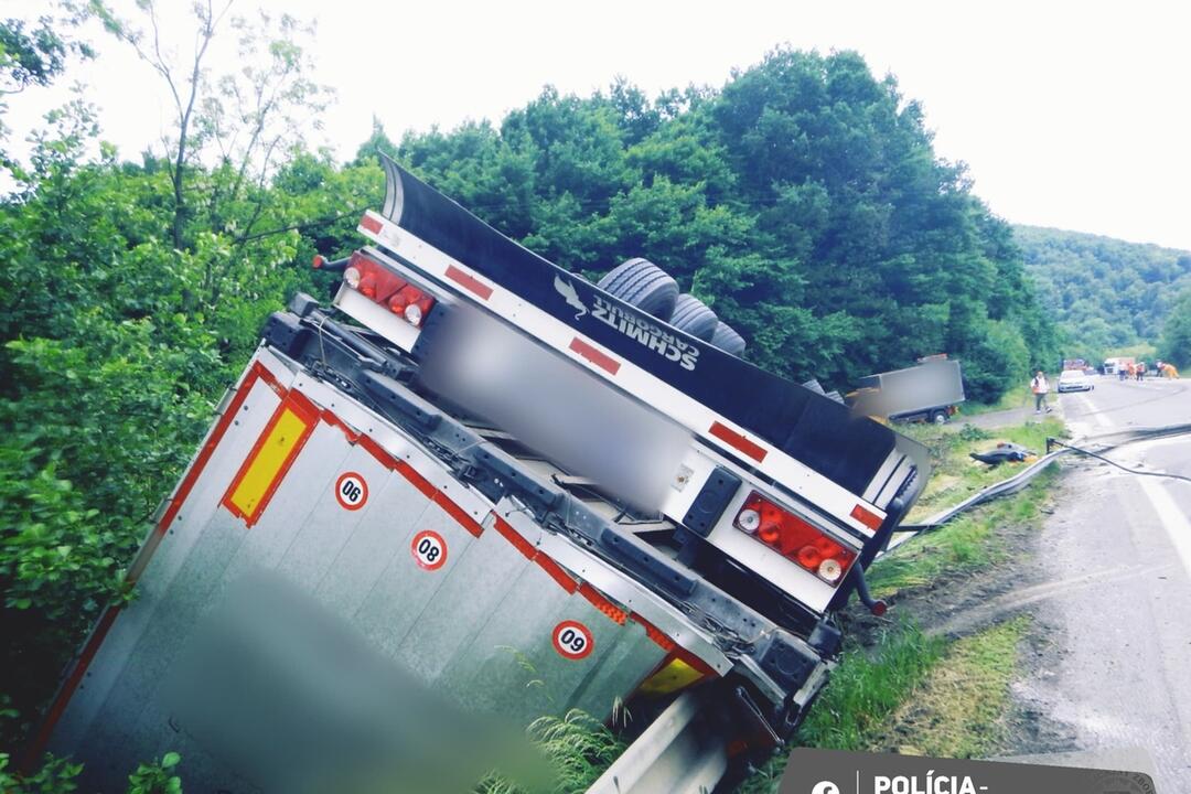 FOTO: Unavený Banskobystričan sa pri Krupine zrazil s kamiónom, foto 3