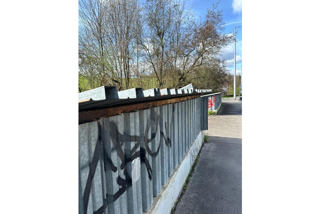 FOTO: V Banskej Bystrici vyčistili podchod, ktorý bol plný odpadkov a prespávali v ňom bezdomovci, foto 3