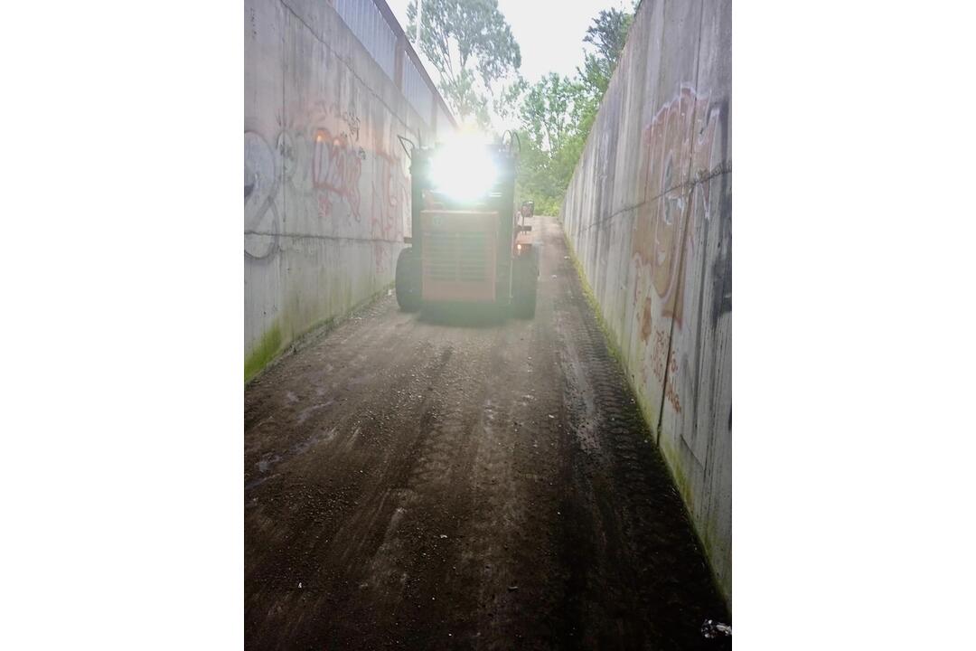 FOTO: V Banskej Bystrici vyčistili podchod, ktorý bol plný odpadkov a prespávali v ňom bezdomovci, foto 5
