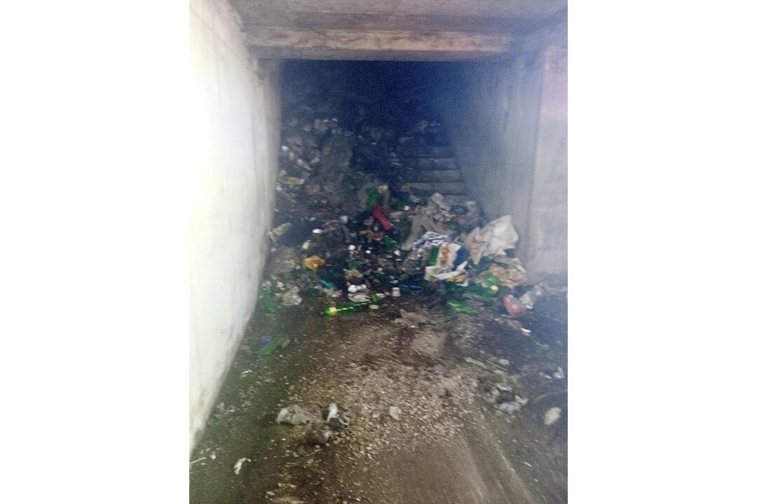 FOTO: V Banskej Bystrici vyčistili podchod, ktorý bol plný odpadkov a prespávali v ňom bezdomovci, foto 6