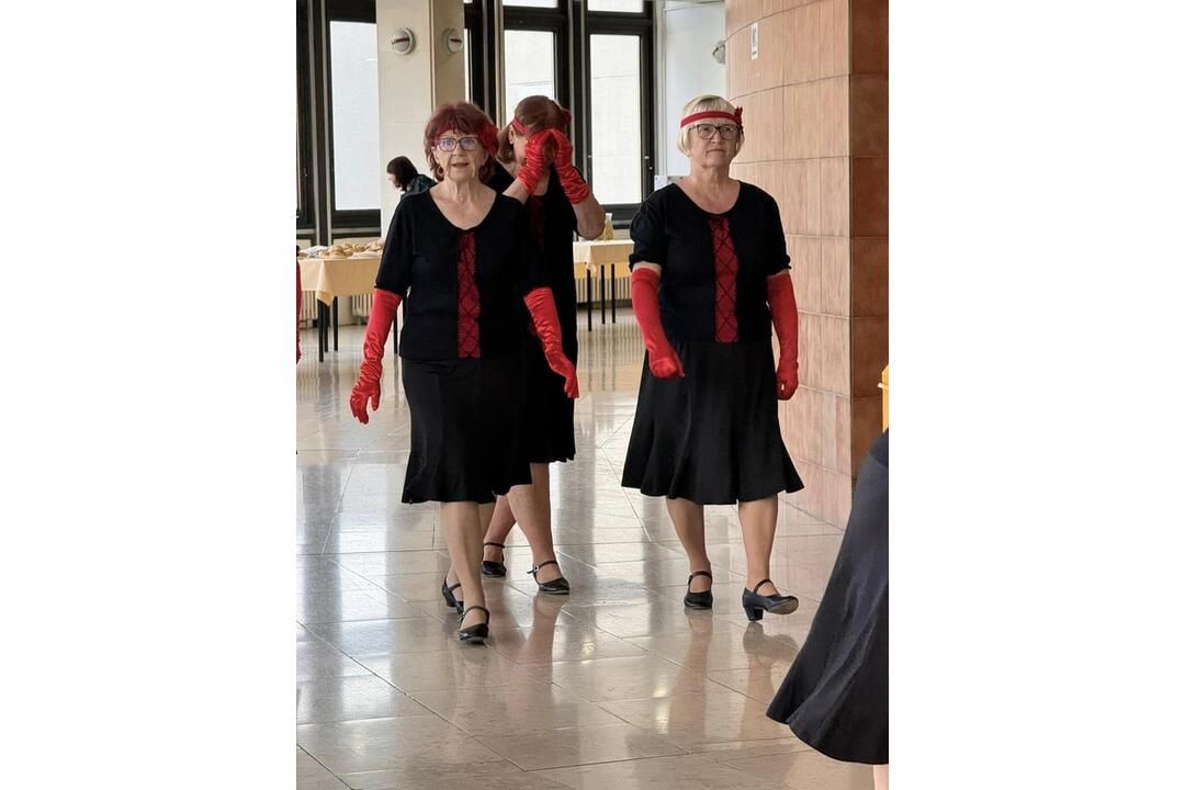 FOTO: Seniori Optimisti roztancovali Žiar nad Hronom. Oslavujú 20 rokov, foto 1