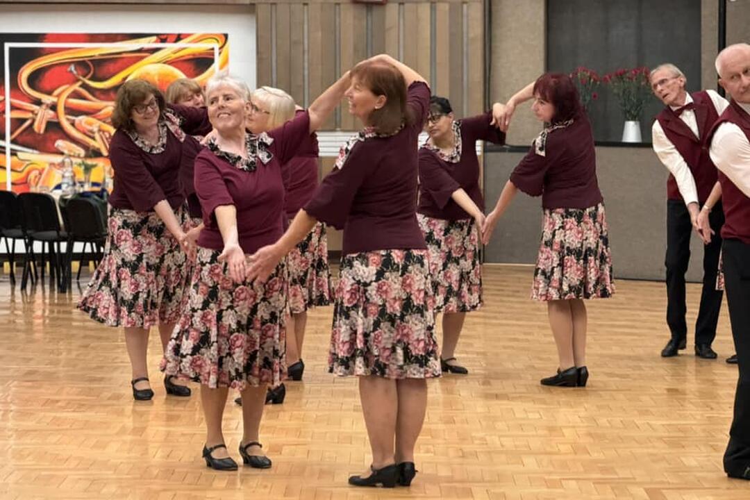 FOTO: Seniori Optimisti roztancovali Žiar nad Hronom. Oslavujú 20 rokov, foto 3