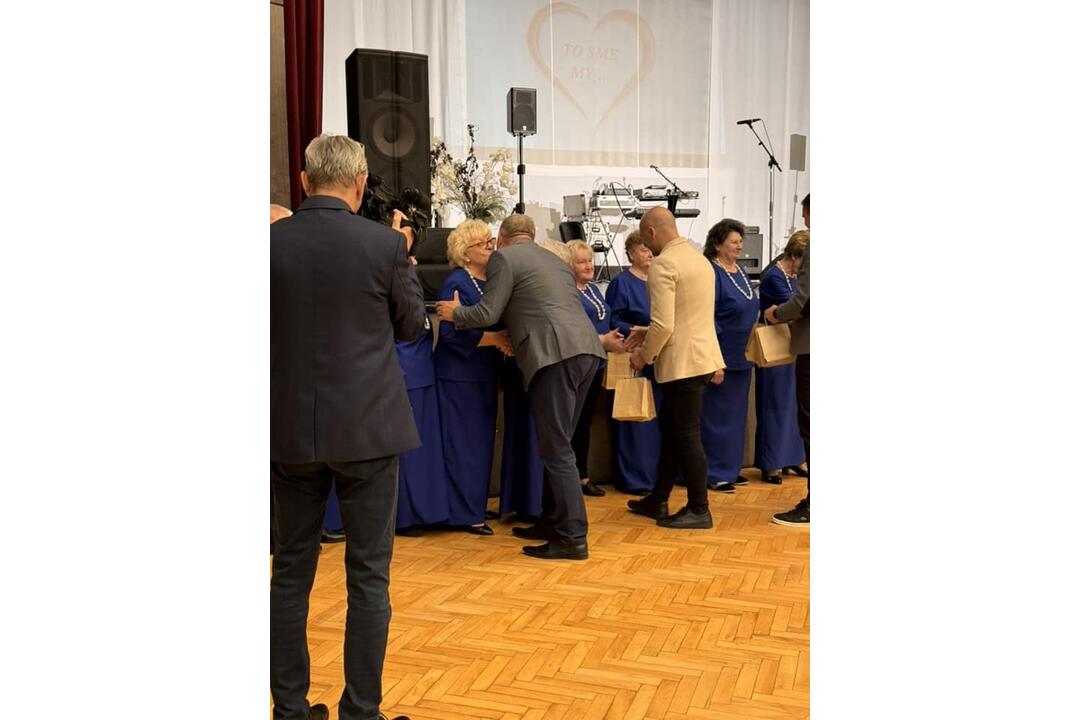 FOTO: Seniori Optimisti roztancovali Žiar nad Hronom. Oslavujú 20 rokov, foto 5