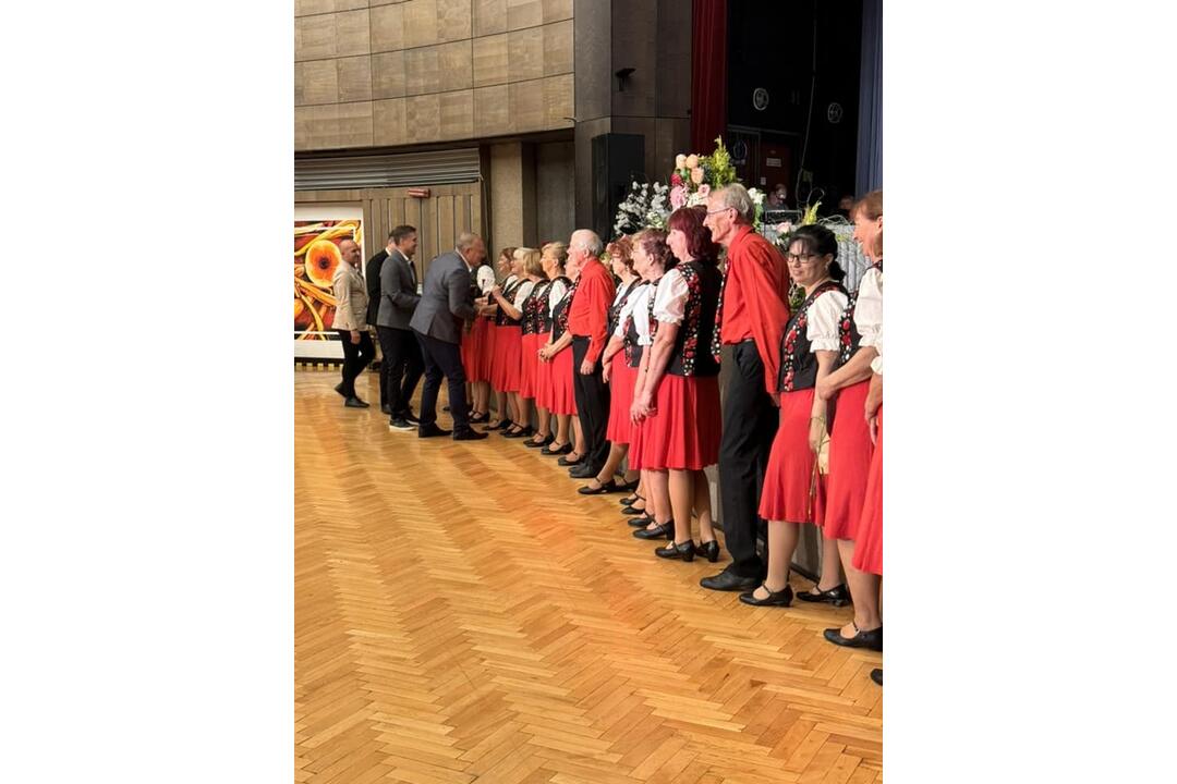 FOTO: Seniori Optimisti roztancovali Žiar nad Hronom. Oslavujú 20 rokov, foto 6