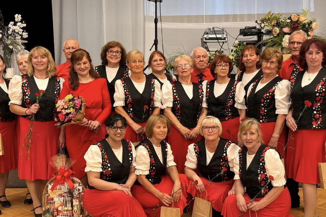 FOTO: Seniori Optimisti roztancovali Žiar nad Hronom. Oslavujú 20 rokov, foto 8