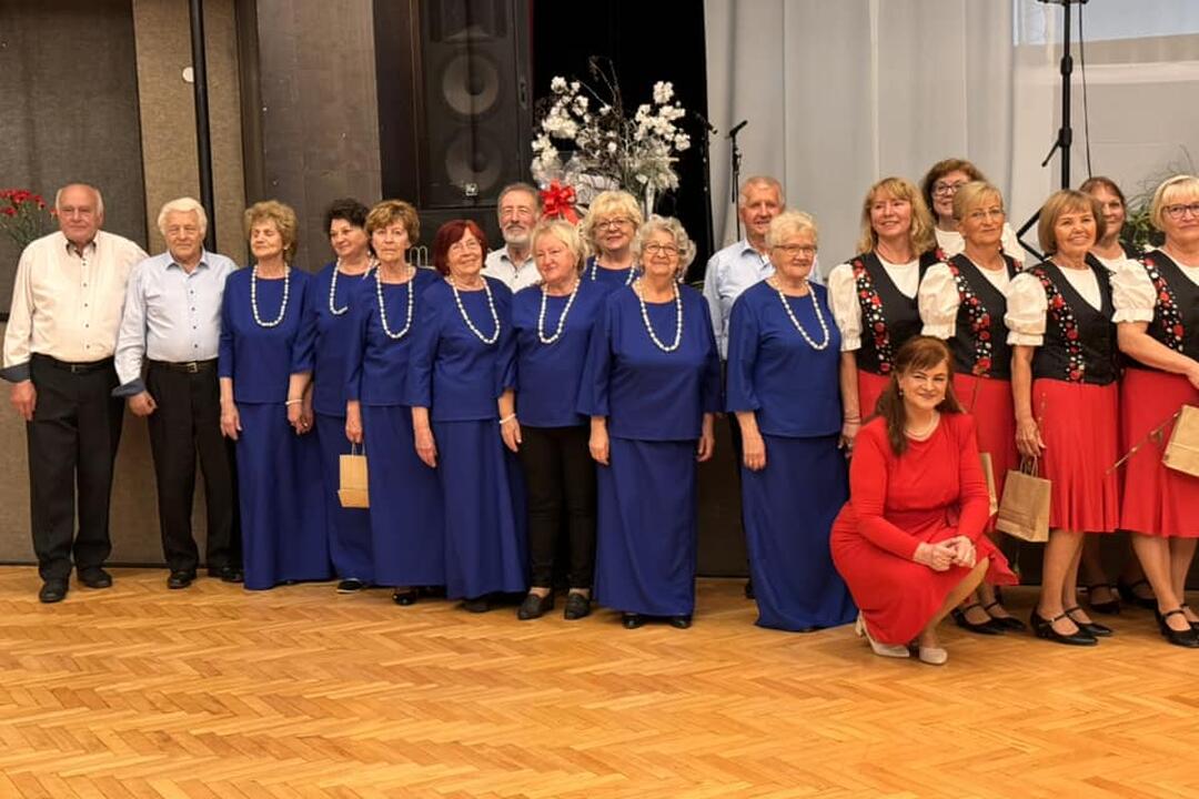 FOTO: Seniori Optimisti roztancovali Žiar nad Hronom. Oslavujú 20 rokov, foto 10