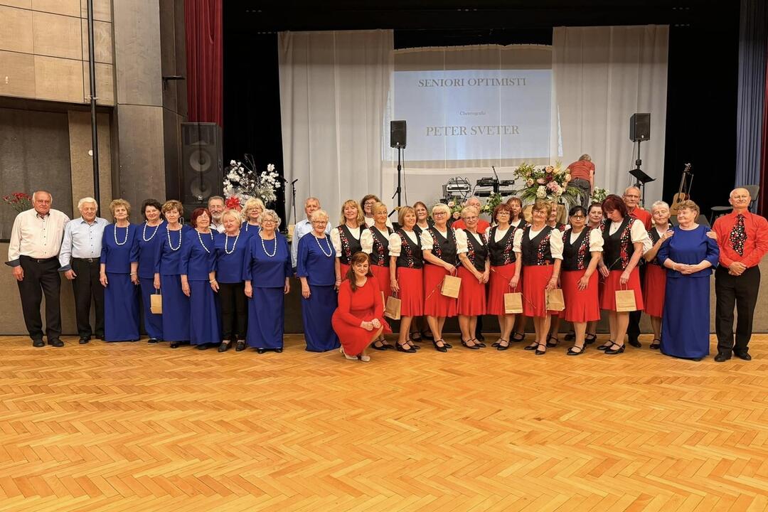 FOTO: Seniori Optimisti roztancovali Žiar nad Hronom. Oslavujú 20 rokov, foto 12