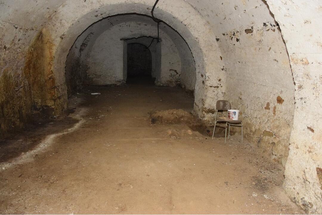 FOTO: FOTO: Nečakané nálezy v kaštieli v Žiari nad Hronom. Pri rekonštrukcii objavili predmety, ktoré doň nepatria, foto 1