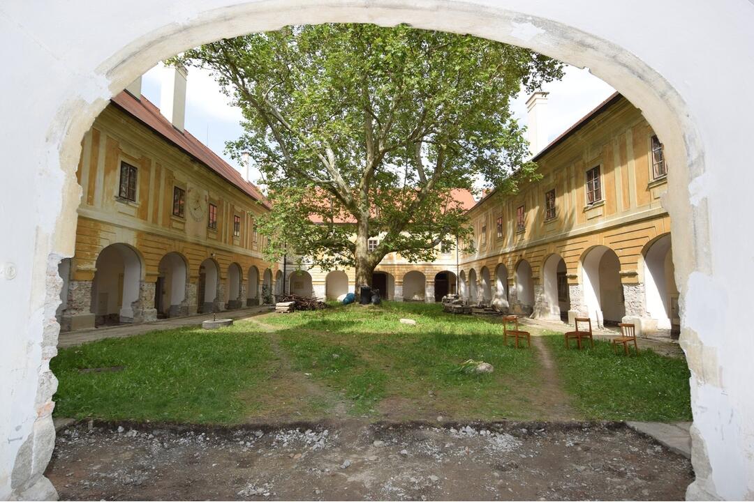 FOTO: FOTO: Nečakané nálezy v kaštieli v Žiari nad Hronom. Pri rekonštrukcii objavili predmety, ktoré doň nepatria, foto 2