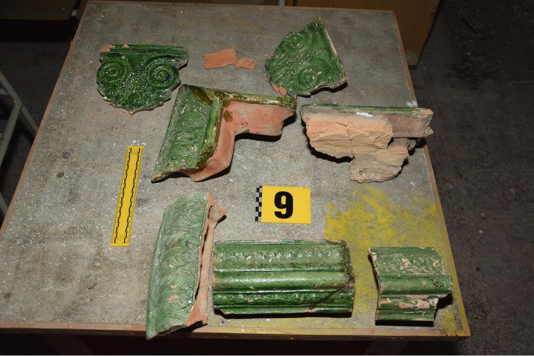 FOTO: FOTO: Nečakané nálezy v kaštieli v Žiari nad Hronom. Pri rekonštrukcii objavili predmety, ktoré doň nepatria, foto 3