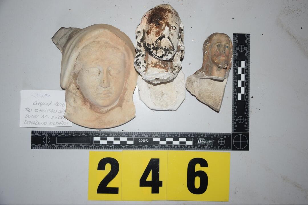 FOTO: FOTO: Nečakané nálezy v kaštieli v Žiari nad Hronom. Pri rekonštrukcii objavili predmety, ktoré doň nepatria, foto 7