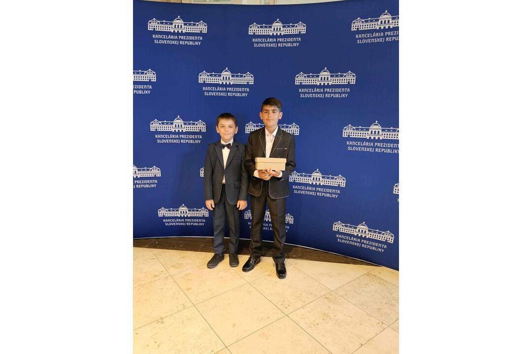 FOTO: Žiaci Maťko a Leo z Brezna pomohli staršiemu pánovi, stretli sa aj s prezidentkou, foto 5