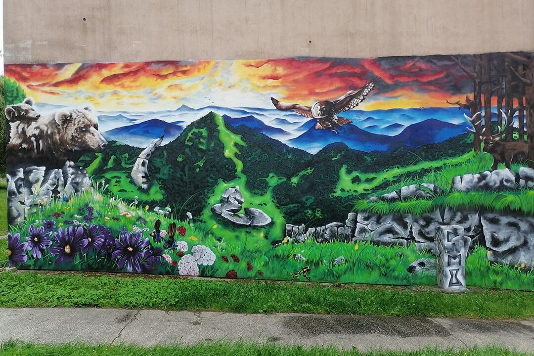 FOTO: Fasáda paneláku na Zlatom potoku dostala nový šat. Skrášľuje ju maľba od miestneho umelca, foto 1