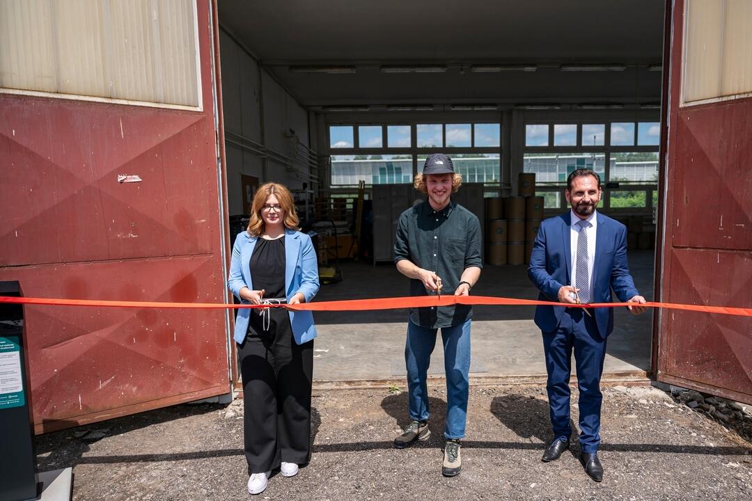 FOTO: V Žiari nad Hronom majú novú cestu. Vznikla z cigaretových ohorkov!, foto 2