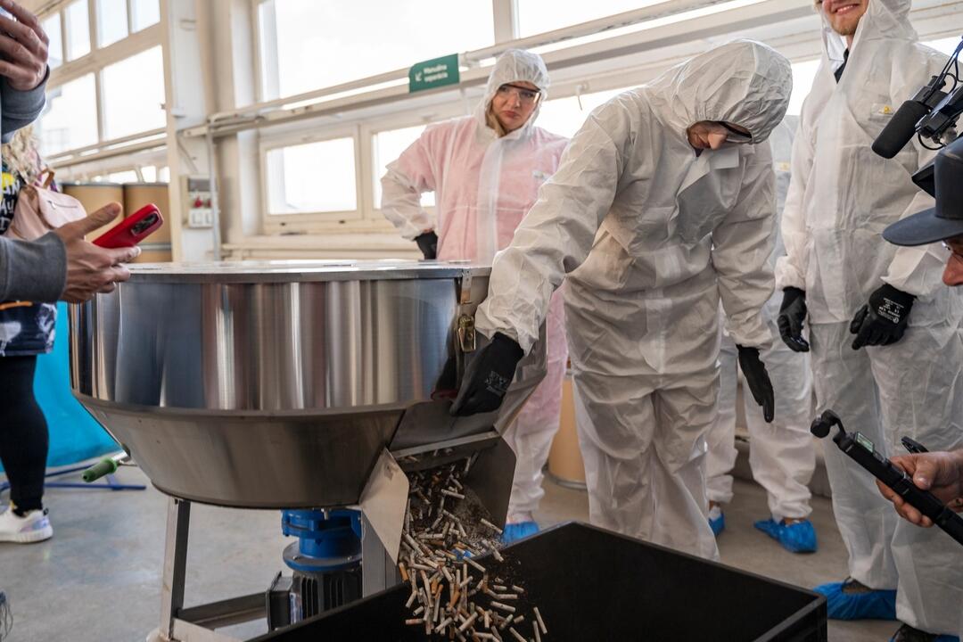 FOTO: V Žiari nad Hronom majú novú cestu. Vznikla z cigaretových ohorkov!, foto 5