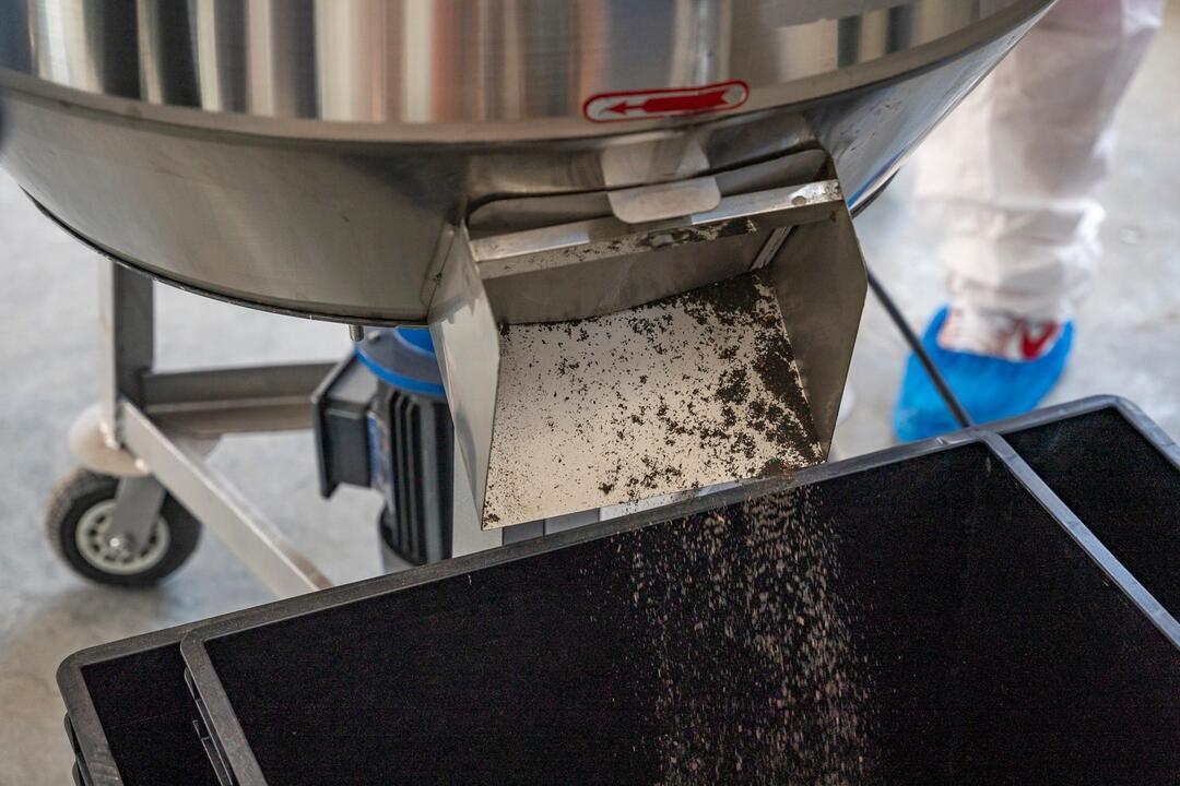 FOTO: V Žiari nad Hronom majú novú cestu. Vznikla z cigaretových ohorkov!, foto 6