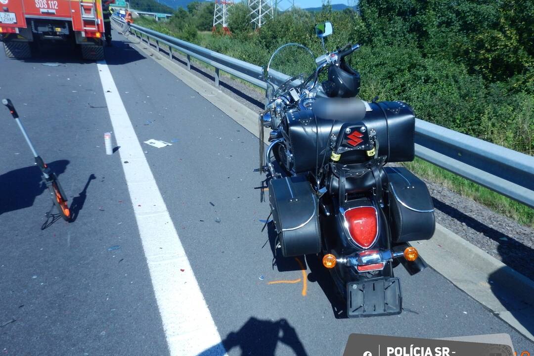 FOTO: Kamión na diaľnici narazil do odstavených vozidiel, foto 1