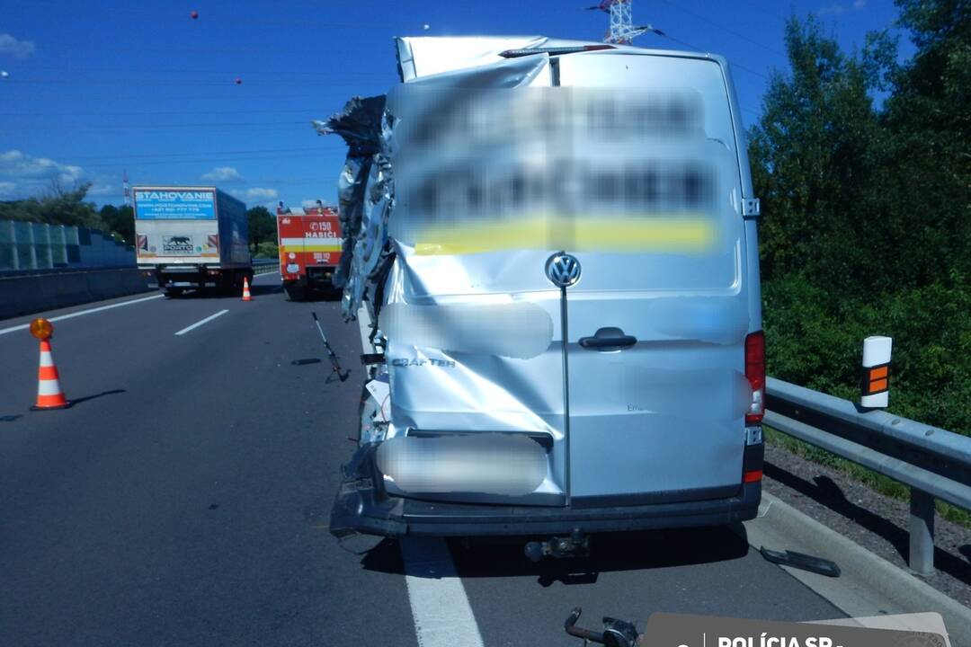 FOTO: Kamión na diaľnici narazil do odstavených vozidiel, foto 2