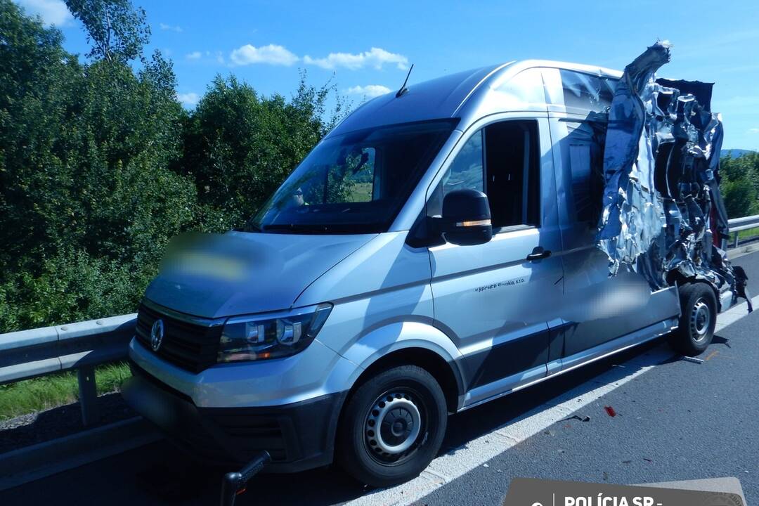 FOTO: Kamión na diaľnici narazil do odstavených vozidiel, foto 3