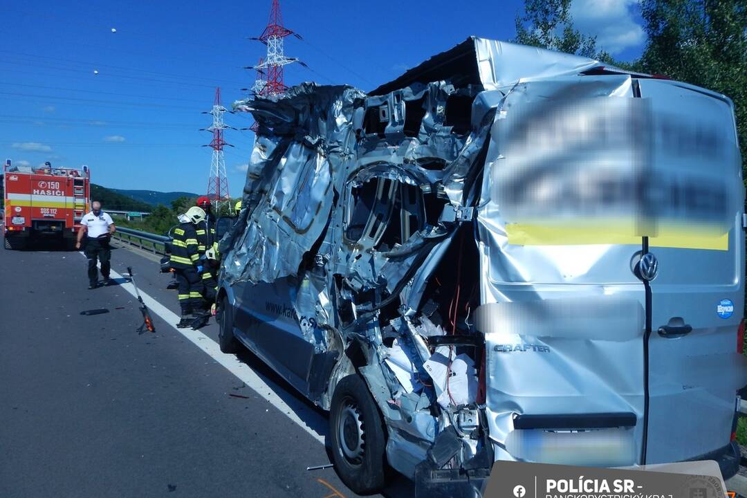 FOTO: Kamión na diaľnici narazil do odstavených vozidiel, foto 4