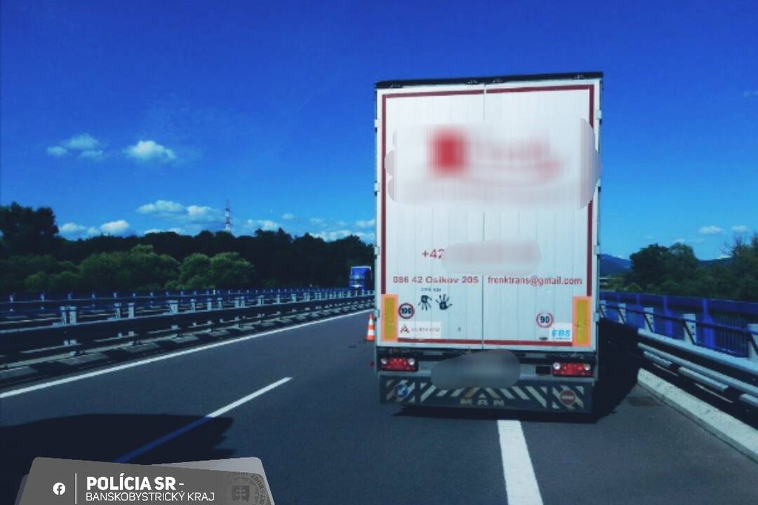 FOTO: Kamión na diaľnici narazil do odstavených vozidiel, foto 5