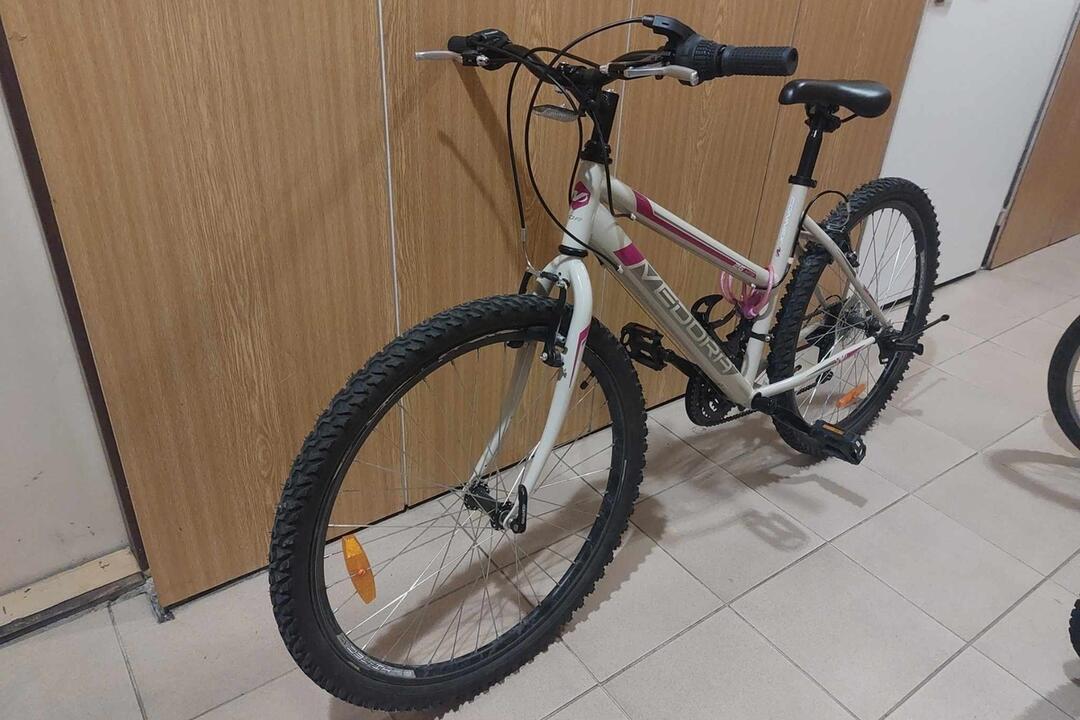 FOTO: Mestskí policajti našli vo Zvolene peňaženku, kľúče a bicykle. Nie sú vaše?, foto 1