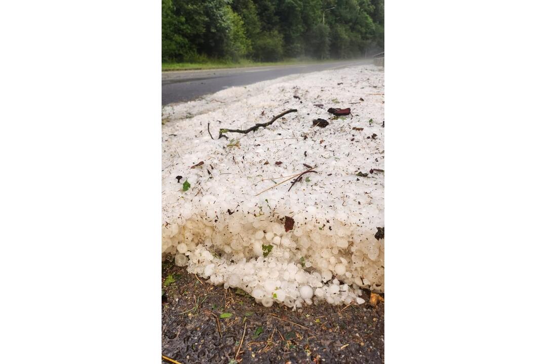 FOTO: Breznom sa prehnala búrka s krupobitím. Mesto je v pozore, foto 4