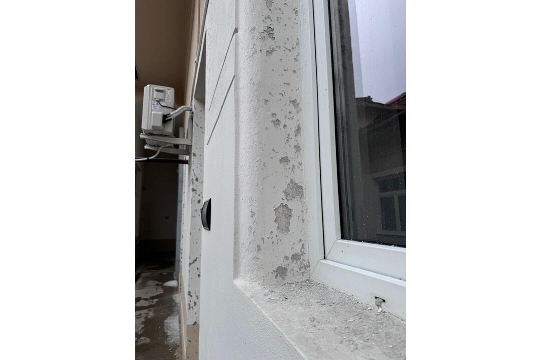 FOTO: Brezňania rátajú škody po búrke. Zničila mnohé strechy, okná či autá, foto 5