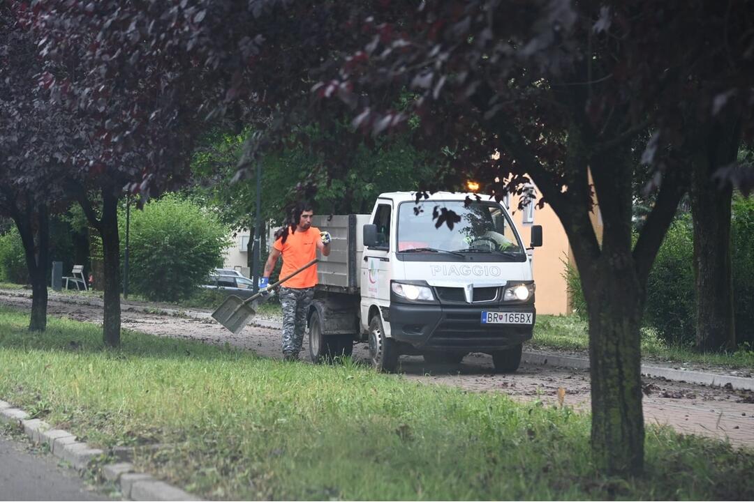 FOTO: Brezňania rátajú škody po búrke. Zničila mnohé strechy, okná či autá, foto 13